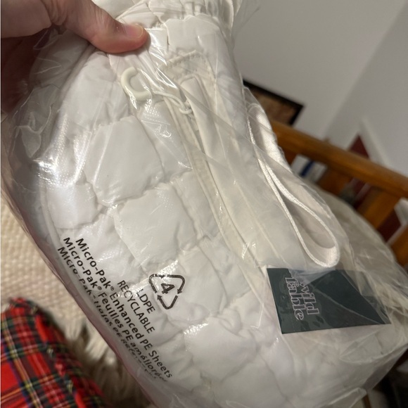 Stylish White Quilted Women's Bag - Picture 9 of 11